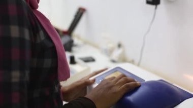 Doktorlar laboratuvar stok videosunda çalışıyorlar.