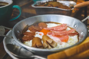 Kahve konseptiyle Tayland kahvaltısı, soslu yumurta ve tost..