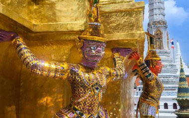 Tayland 'daki Büyük Saray' daki Zümrüt Buddha Tapınağı 'ndaki dev heykel..