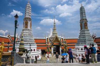 BANGKOK, THAILAND - 17 Ekim 2023 - Tayland 'daki Büyük Saray ve Zümrüt Buda Tapınağı' nı ziyaret eden turistler.