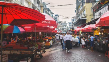 BANGKOK, THAILAND - 17 Ekim 2023 Yaowarat Yolu veya Bangkok Çin Mahallesi Tayland yakınlarındaki yol kenarında meyve tezgahları