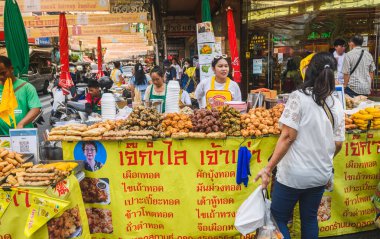 BANGKOK, THAILAND - 17 Ekim 2023: Yaowarat bölgesinde ya da Tayland 'ın Bangkok Çin kasabasındaki Vejetaryen Festivali sırasında yol kenarında vejetaryen gıda tezgahları.