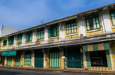 100 yıldan eski, Bangkok 'un eski bir bölgesinde yer alan eski bina, Tayland' daki kamu yollarından her yerde görülebiliyor..