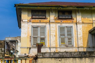 100 yıldan eski, Bangkok 'un eski bir bölgesinde yer alan eski bina, Tayland' daki kamu yollarından her yerde görülebiliyor..
