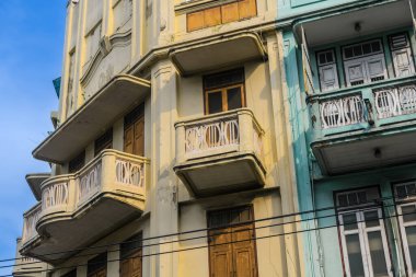 100 yıldan eski, Bangkok 'un eski bir bölgesinde yer alan eski bina, Tayland' daki kamu yollarından her yerde görülebiliyor..