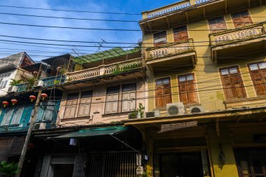 100 yıldan eski, Bangkok 'un eski bir bölgesinde yer alan eski bina, Tayland' daki kamu yollarından her yerde görülebiliyor..