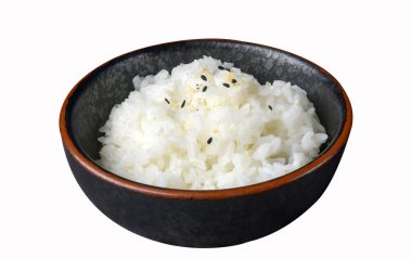 Suşi, çorba, salata ve turşu da dahil olmak üzere Japon ve Kore yemekleri, beyaz veya siyah arka planda seramik kaselerde sunulmaktadır..