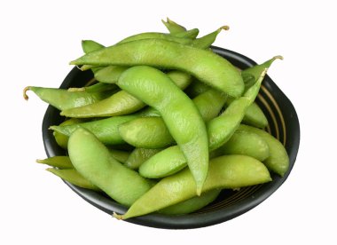 Taze yeşil edamame soya fasulyesi kaynatıldı ve siyah çizgili seramik kasede servis edildi, beyaz arka planda izole edildi..