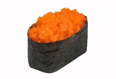 Üzerinde parlak turuncu uçan balık yumurtası bulunan tobiko gunkan suşisinin beyaz bir arka plana yerleştirilmiş yakın plan görüntüsü. Japon deniz ürünleri menüleri için ideal.