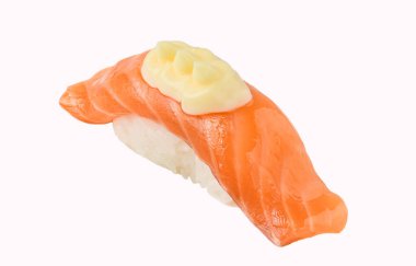Üzerinde mayonez bulunan kurutulmuş bir parça somon nigiri, temiz beyaz arka planda sunuluyor. Modern Japon yemekleri görsel ve menü kullanımı için harika..