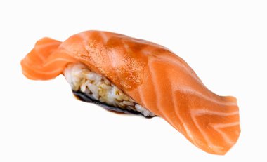 Beyaz arka plana yerleştirilmiş çiğ somon nigiri suşisinin izole edilmiş görüntüsü, gıda ambalajlarında, menülerde ve mutfak tasarımlarında kullanılmak için ideal..