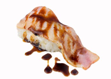 Beyaz arka planda servis edilen ızgara domuz pastırması ve koyu baharatlı sosla kaplı Nigiri suşisi. Modern yemek görselleri için mükemmel eşsiz bir füzyon yemeği..