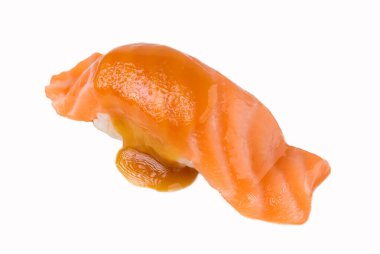 Beyaz arka planda nigiri olarak yerleştirilmiş marine edilmiş veya tütsülenmiş somon suşisi yakın plan. Japon mutfak görselleri ve yemek menüsü tasarımları için ideal.