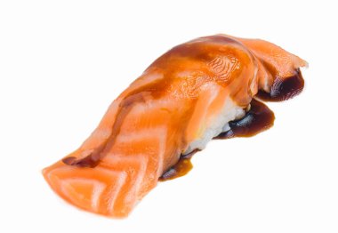 Nigiri olarak servis edilen ve tuzlu sosla ıslatılmış, beyaz bir zemin üzerinde izole edilmiş, yakın plan somon suşisi. Modern Japon menüleri için mükemmel..
