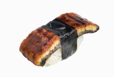 Lezzetli ızgara yılan balığı suşisi (unagi) nigiri olarak servis edilir ve temiz beyaz arka planda sunulan deniz yosunuyla sarılır. Japon deniz ürünleri menüleri için mükemmel..