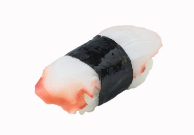 Nigiri olarak sunulan taze kalamar suşisi, yosun ambalajıyla korunuyor ve beyaz arka plana yerleştiriliyor. Japon deniz ürünleri yemeklerinde klasik bir öğe..