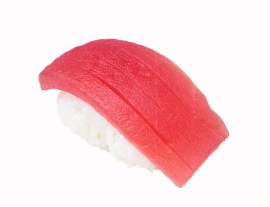 Suşi pilavının üzerine geleneksel nigiri usulü taze çiğ ton balığı yerleştirilmiş, beyaz arka planda izole edilmiş. Japonca menü görselleri için ideal.