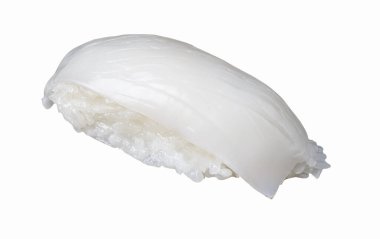 Beyaz arka planda servis edilen temiz ve minimal nigiri suşili beyaz mürekkep balığı (ika). Klasik bir Japon deniz ürünleri lezzeti. Menü tasarımı için mükemmel..