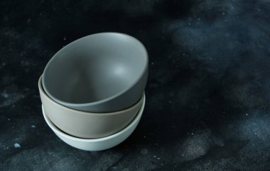 Koyu arkaplanda üç boş kase