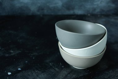 Koyu arkaplanda üç boş kase