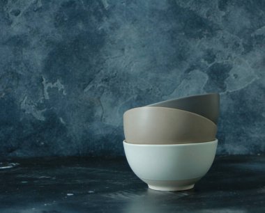 Koyu arkaplanda üç boş kase