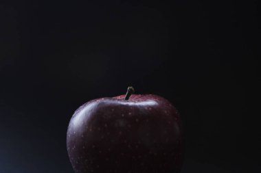 Koyu arkaplanda taze kırmızı elma ve metin için boşluk. Organik. Koyu.