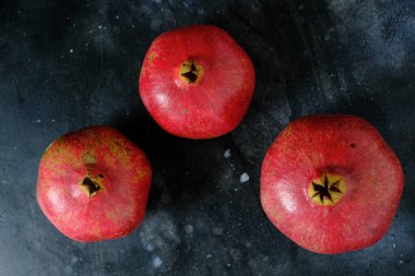 Koyu arkaplanda kırmızı nar manzarası. Yüksek kalite fotoğraf