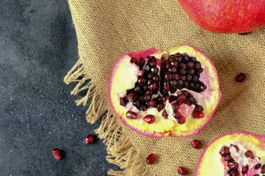 Kahverengi peçetedeki kırmızı olgun nar manzarası. Yüksek kalite fotoğraf