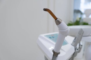 Diş malzemelerinin polimerleşmesi için dişçi UV iyileştirme lambası. Sağlık sigortası konsepti. Mavi ışık kavramı. 