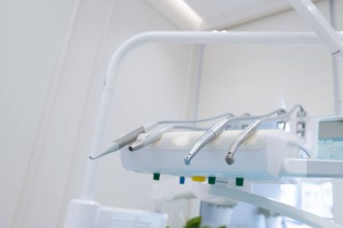 Profesyonel ekipman seti dişçi ofisinde. Bir dişçi kliniğinin içinde. İnsansız diş muayenehanesi. Dişçi aletleri, ekipmanlar ve araçlar. 