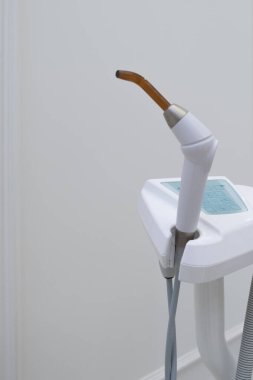 Diş malzemelerinin polimerleşmesi için dişçi UV iyileştirme lambası. Sağlık sigortası konsepti. Mavi ışık kavramı. 