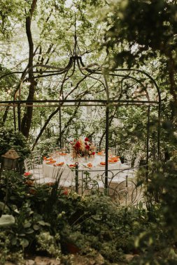 Modern stil düğün masası seti. Düğün dekoru. Pastel renkler çiçek buketi. Doğal güzel düğün süslemeleri. Minimalist düğün süslemeleri