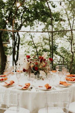 Modern stil düğün masası seti. Düğün dekoru. Pastel renkler çiçek buketi. Doğal güzel düğün süslemeleri. Minimalist düğün süslemeleri