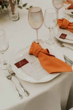 Modern stil düğün masası seti. Düğün dekoru. Pastel renkler çiçek buketi. Doğal güzel düğün süslemeleri. Minimalist düğün süslemeleri