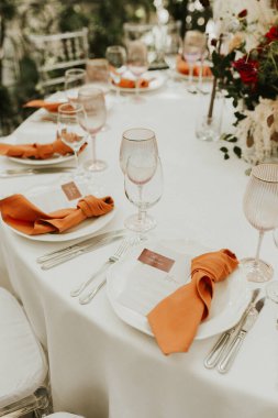 Modern stil düğün masası seti. Düğün dekoru. Pastel renkler çiçek buketi. Doğal güzel düğün süslemeleri. Minimalist düğün süslemeleri