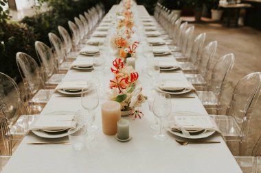 Modern stil düğün masası seti. Düğün dekoru. Pastel renkler çiçek buketi. Doğal güzel düğün süslemeleri. Minimalist düğün süslemeleri