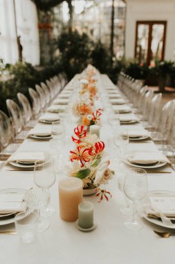 Modern stil düğün masası seti. Düğün dekoru. Pastel renkler çiçek buketi. Doğal güzel düğün süslemeleri. Minimalist düğün süslemeleri