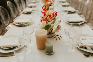 Modern stil düğün masası seti. Düğün dekoru. Pastel renkler çiçek buketi. Doğal güzel düğün süslemeleri. Minimalist düğün süslemeleri