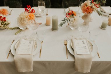 Modern stil düğün masası seti. Düğün dekoru. Pastel renkler çiçek buketi. Doğal güzel düğün süslemeleri. Minimalist düğün süslemeleri