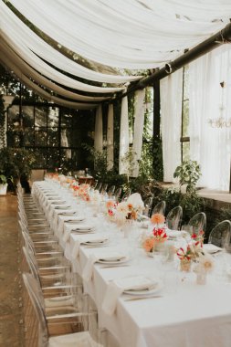 Modern stil düğün masası seti. Düğün dekoru. Pastel renkler çiçek buketi. Doğal güzel düğün süslemeleri. Minimalist düğün süslemeleri