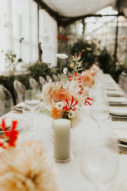 Modern stil düğün masası seti. Düğün dekoru. Pastel renkler çiçek buketi. Doğal güzel düğün süslemeleri. Minimalist düğün süslemeleri