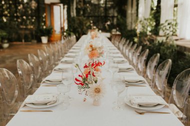 Modern stil düğün masası seti. Düğün dekoru. Pastel renkler çiçek buketi. Doğal güzel düğün süslemeleri. Minimalist düğün süslemeleri