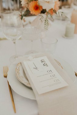 Modern stil düğün masası seti. Düğün dekoru. Pastel renkler çiçek buketi. Doğal güzel düğün süslemeleri. Minimalist düğün süslemeleri