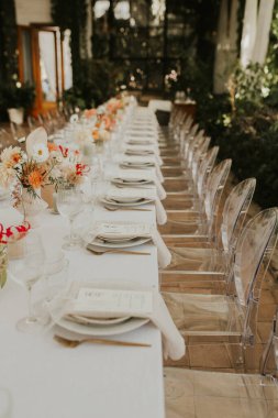 Modern stil düğün masası seti. Düğün dekoru. Pastel renkler çiçek buketi. Doğal güzel düğün süslemeleri. Minimalist düğün süslemeleri