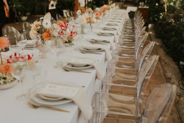 Modern stil düğün masası seti. Düğün dekoru. Pastel renkler çiçek buketi. Doğal güzel düğün süslemeleri. Minimalist düğün süslemeleri