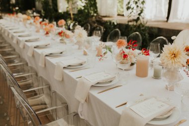 Modern stil düğün masası seti. Düğün dekoru. Pastel renkler çiçek buketi. Doğal güzel düğün süslemeleri. Minimalist düğün süslemeleri