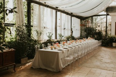 Modern stil düğün masası seti. Düğün dekoru. Pastel renkler çiçek buketi. Doğal güzel düğün süslemeleri. Minimalist düğün süslemeleri