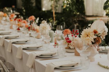 Modern stil düğün masası seti. Düğün dekoru. Pastel renkler çiçek buketi. Doğal güzel düğün süslemeleri. Minimalist düğün süslemeleri