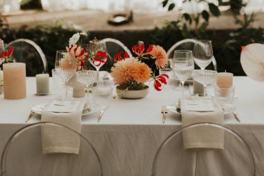 Modern stil düğün masası seti. Düğün dekoru. Pastel renkler çiçek buketi. Doğal güzel düğün süslemeleri. Minimalist düğün süslemeleri