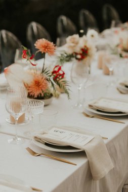 Modern stil düğün masası seti. Düğün dekoru. Pastel renkler çiçek buketi. Doğal güzel düğün süslemeleri. Minimalist düğün süslemeleri